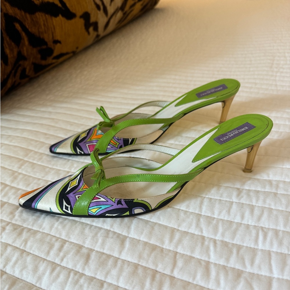 Vintage emilio pucci kitten heels size 37 would fit size 6.5 or 7